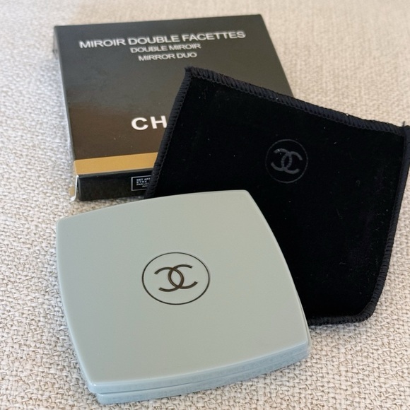 Chanel Beauty Green/Blue Compact Mirror - Picture 2 of 5